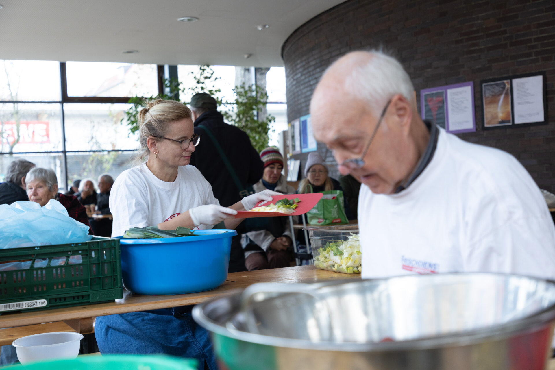 Eine Frau und ein Mann schneiden Gemüse für die Suppenküche der Franziskaner