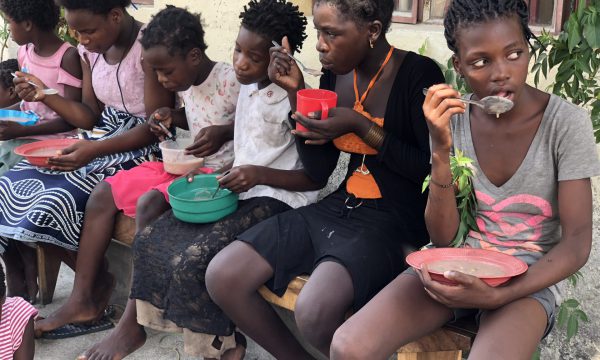 Mosambik: Warme Mahlzeit und Lernmaterialien für Straßenkinder 