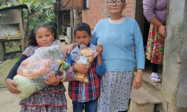 Nothilfe Hunger: Lebensmittelpakete für bedürftige Menschen im Süden Brasiliens 