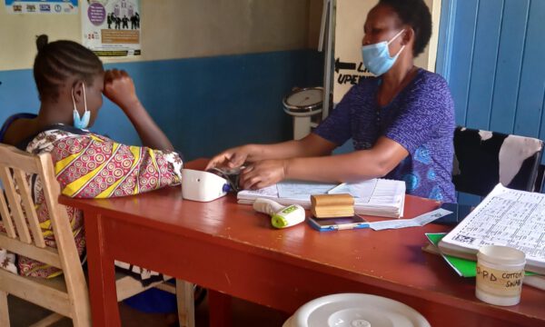 Gesundheitshelferinnen in den Dörfern 