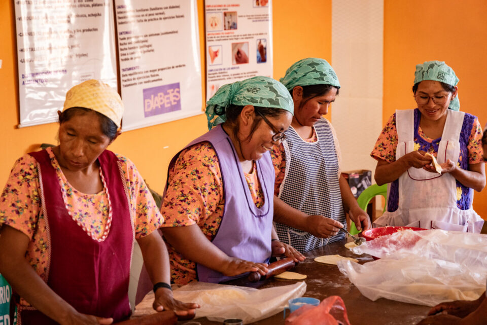 Cochabamba, Bolivien  Frauengruppe des Stadteils Primero de Mayo beim Backen.