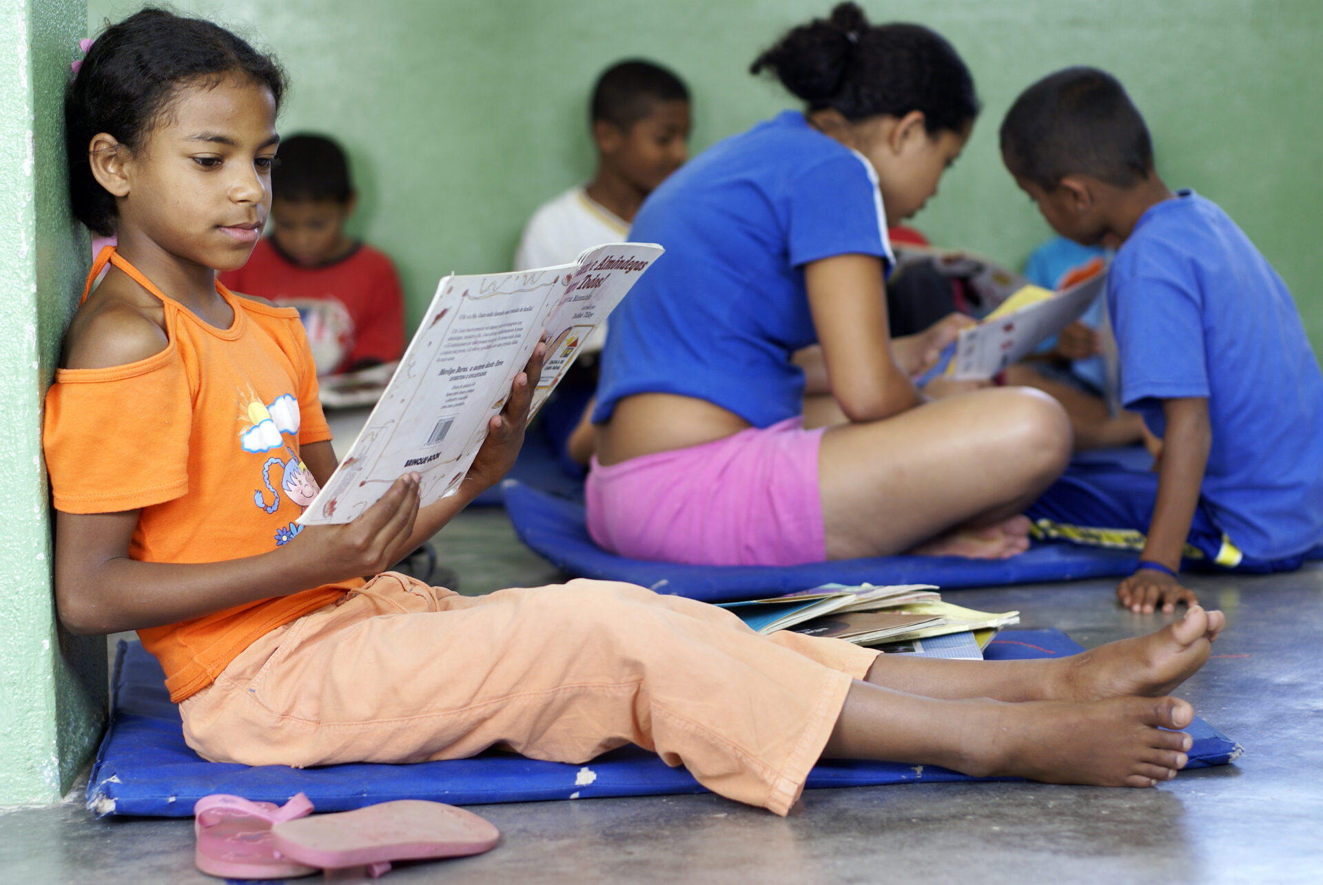 Kinder lesen in einer Bibliothek, Sao Paulo, Brasilien