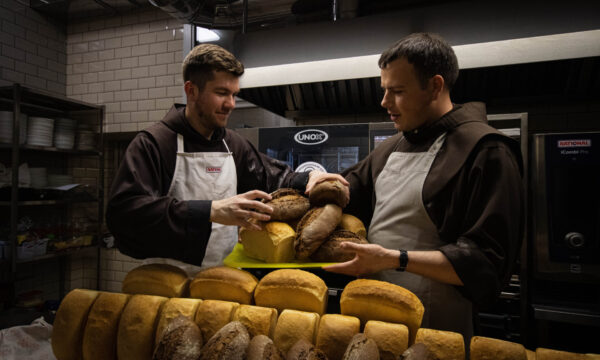 Brot backen und helfen