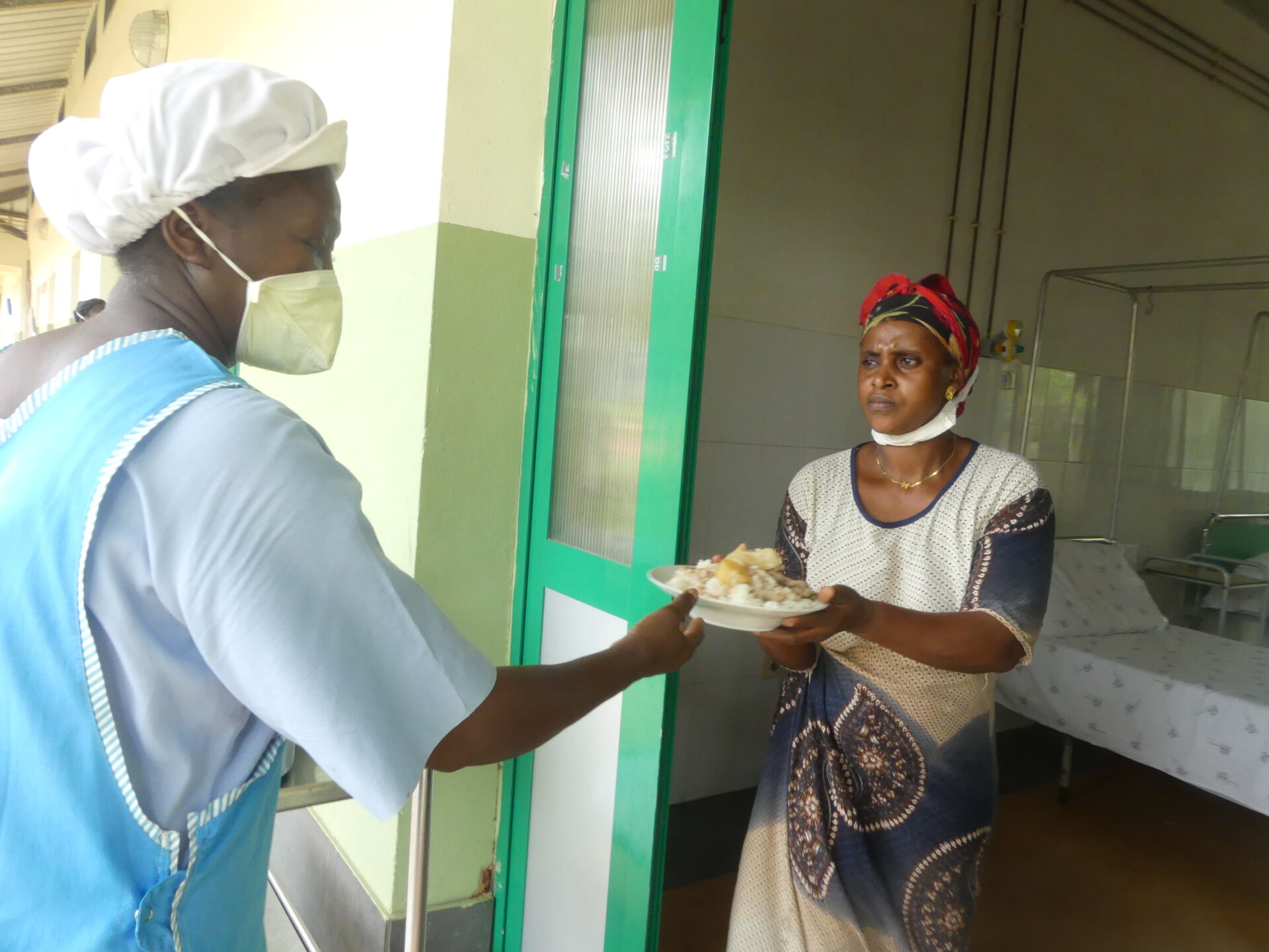 Guinea Bissau Krankenhaus zwei Frauen Ernährung Hilfe