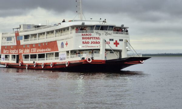 Medikamente für die schwimmende Klinik am Amazonas