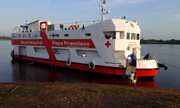 Papst Franziskus Vermächtnis: Krankenhausschiffe auf dem Amazonas 