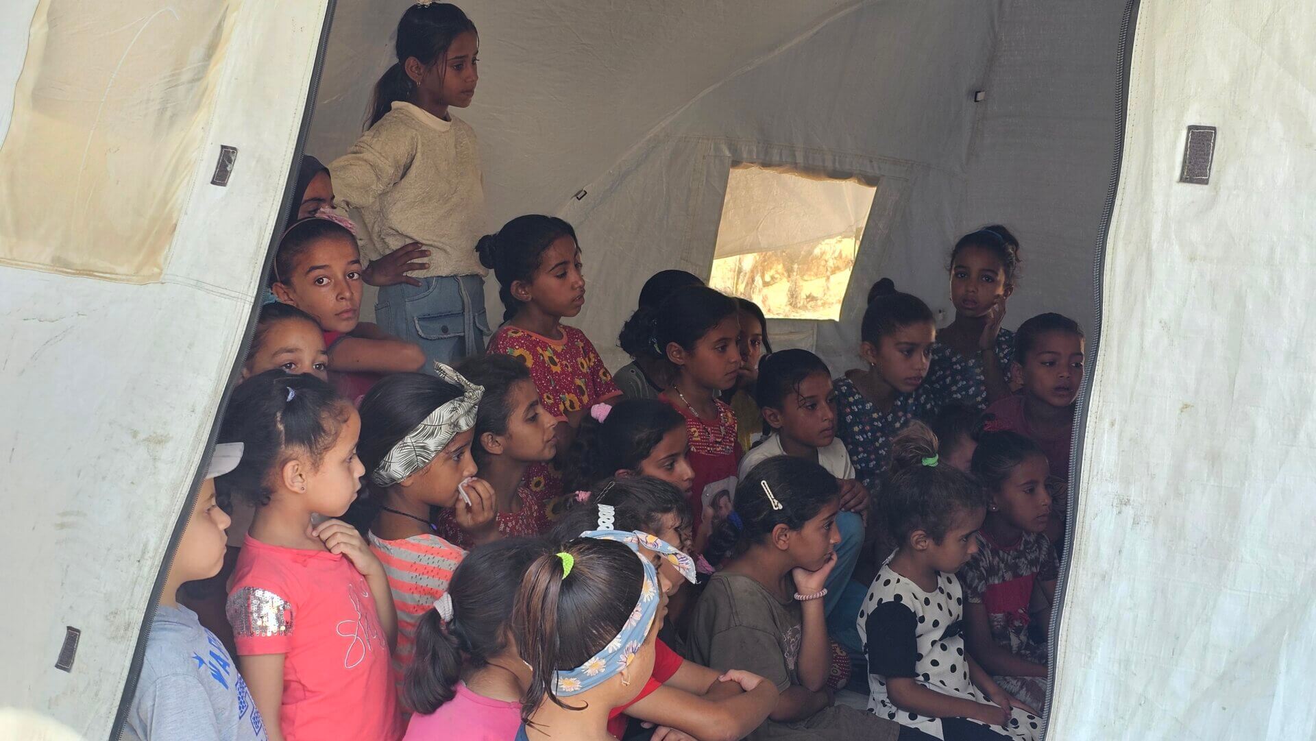 2025-fh-gaza-kinder Kinder in einem Zelt in einem Flüchtlingslager in Gaza