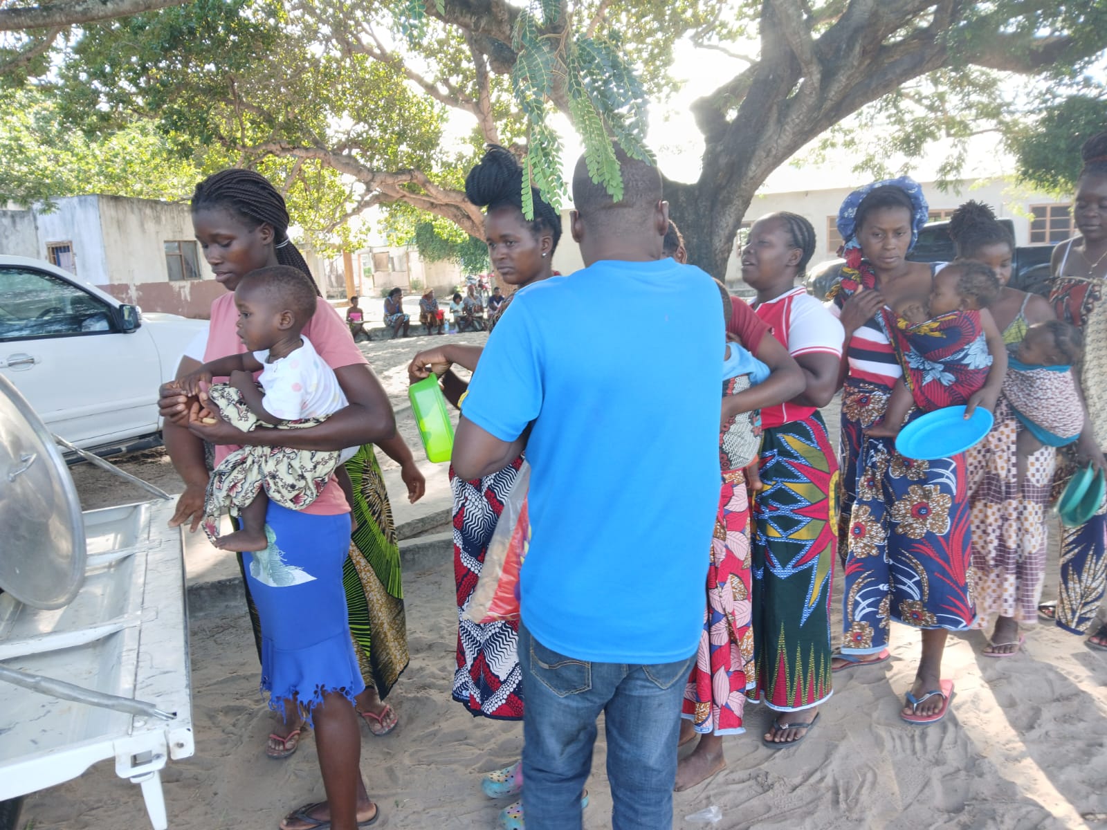 Mütter stehen mit ihren Kindern Schlange in der Essensausgabe nach Überschwemmungen in Mosambik.