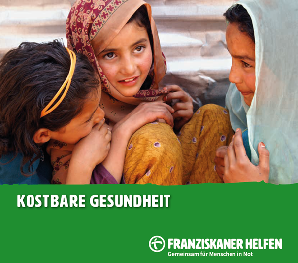 3 Mädchen aus Pakistan hocken sehr eng beieinander auf einer Treppe