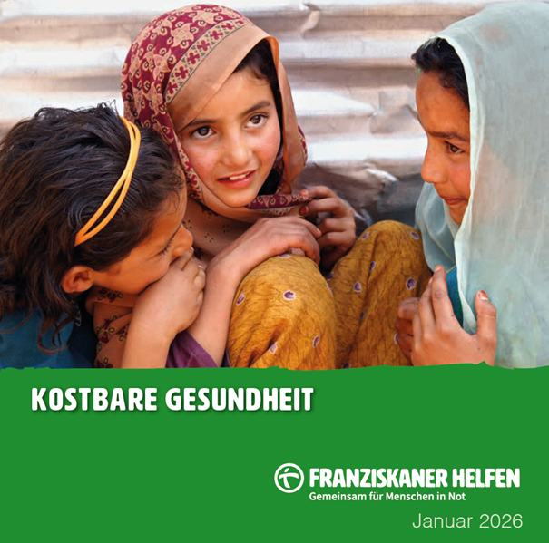 3 Mädchen aus Pakistan hocken sehr eng beieinander auf einer Treppe