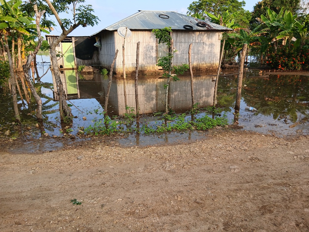 Einfache Hütte in Kolumbien steht in einem überschwemmten Gebiet