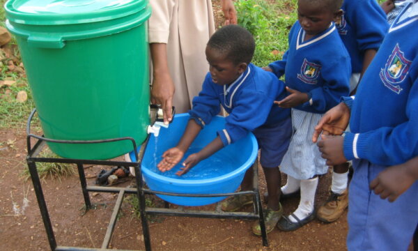 Sauberes Wasser für Schulkinder am Tana-Fluss