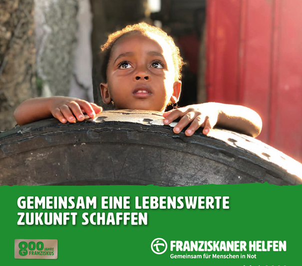 Ein kleines Kind blickt aufmerksam nach oben und lehnt sich mit den Händen auf einen großen Reifen. Im Hintergrund sind einfache Gebäude zu sehen, warmes Sonnenlicht fällt auf das Gesicht des Kindes. Unten im Bild steht auf grünem Hintergrund der Schriftzug: „Gemeinsam eine lebenswerte Zukunft schaffen“ sowie das Logo von „Franziskaner Helfen“, datiert auf Mai 2026.