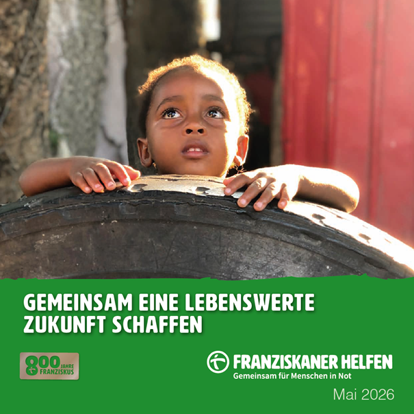 Ein kleines Kind blickt aufmerksam nach oben und lehnt sich mit den Händen auf einen großen Reifen. Im Hintergrund sind einfache Gebäude zu sehen, warmes Sonnenlicht fällt auf das Gesicht des Kindes. Unten im Bild steht auf grünem Hintergrund der Schriftzug: „Gemeinsam eine lebenswerte Zukunft schaffen“ sowie das Logo von „Franziskaner Helfen“, datiert auf Mai 2026.