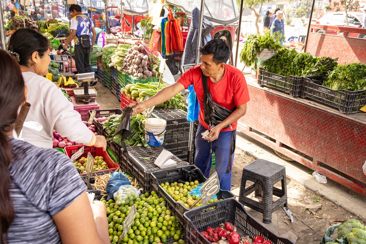Ein Händler verkauft Obst und Gemüse auf einem Markt in Huaycán bei Lima.