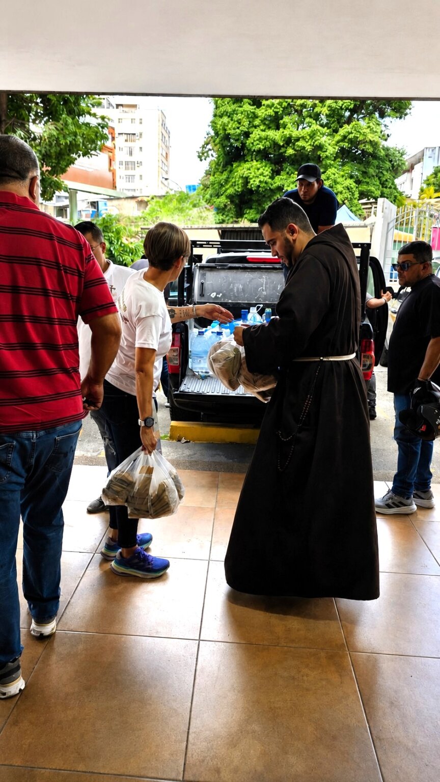 Franziskanerbrüder koordinieren gemeinsam mit Freiwilligen die Ausgabe von Lebensmittelpaketen und Trinkwasser für Menschen, die vom Erdbeben in Venezuela betroffen sind.