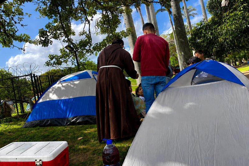 Franziskaner Helfen unterstützt Erdbebenopfer in Venezuela: Ein Franziskanerbruder besucht Familien in einer Notunterkunft mit Zelten.