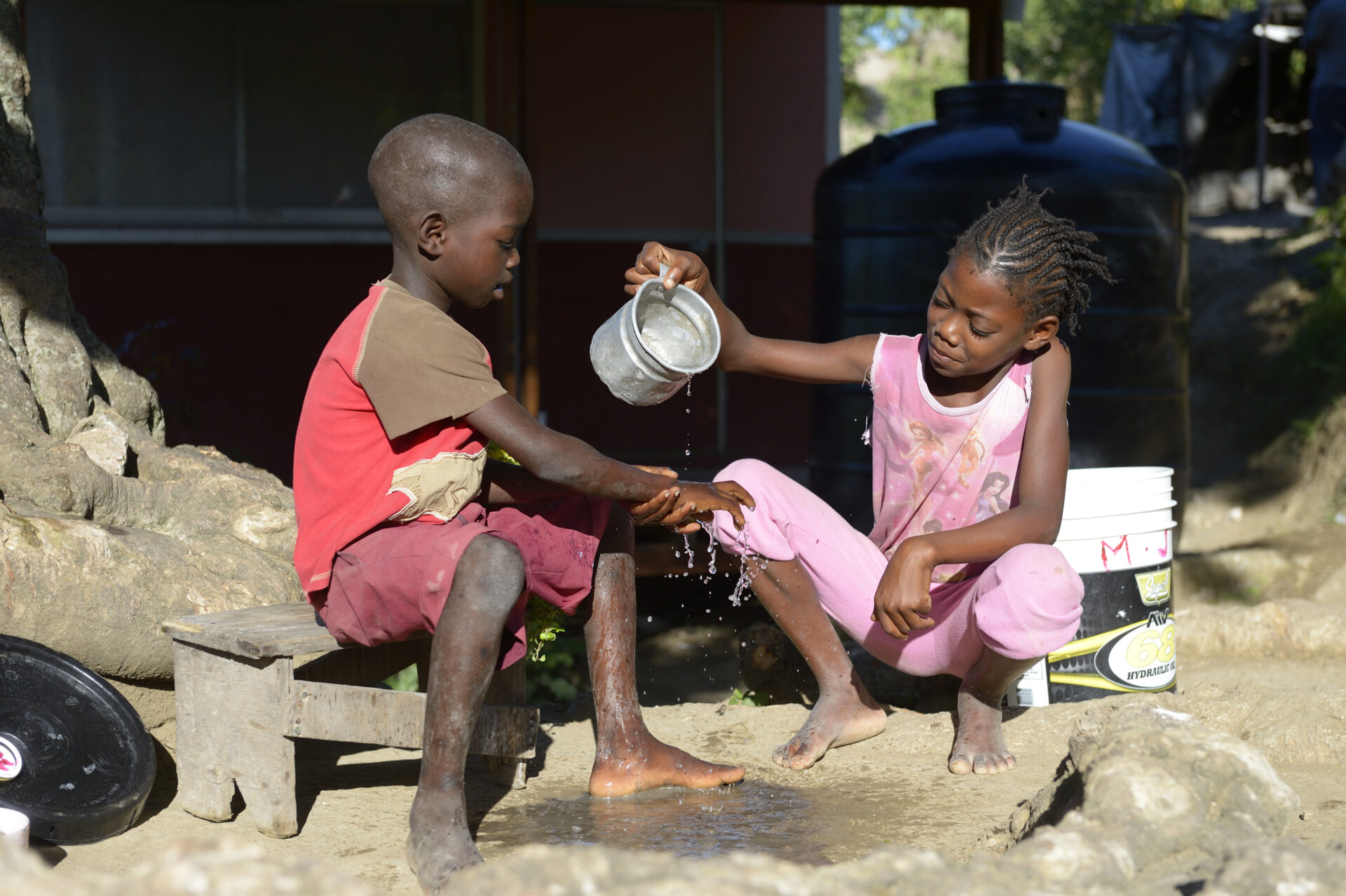 Kinder waschen sich die Hände – Hygiene und Händewaschen helfen, die Ausbreitung von Ebola im Kongo zu verhindern.
