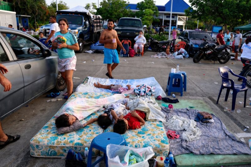 Familien haben nach dem schweren Erdbeben in Venezuela ihre Matratzen und wenigen Habseligkeiten auf einen Parkplatz gebracht. Kinder ruhen im Freien, während ihre Eltern auf Hilfe warten, weil sie aus Angst vor weiteren Erdstößen nicht in ihre Häuser zurückkehren.