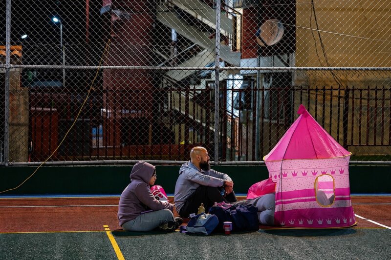 Eine Familie sitzt nachts mit wenigen Habseligkeiten auf einem Sportplatz neben einem kleinen pinken Kinderzelt. Nach dem schweren Erdbeben in Venezuela suchen viele Menschen Schutz im Freien und warten auf Hilfe.