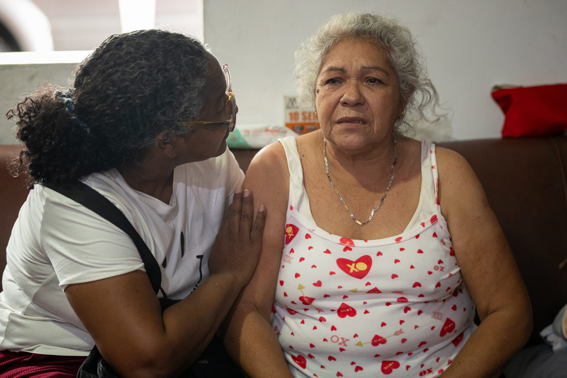 Eine Helferin begleitet eine ältere Frau nach dem Erdbeben in Venezuela und spendet ihr Trost.