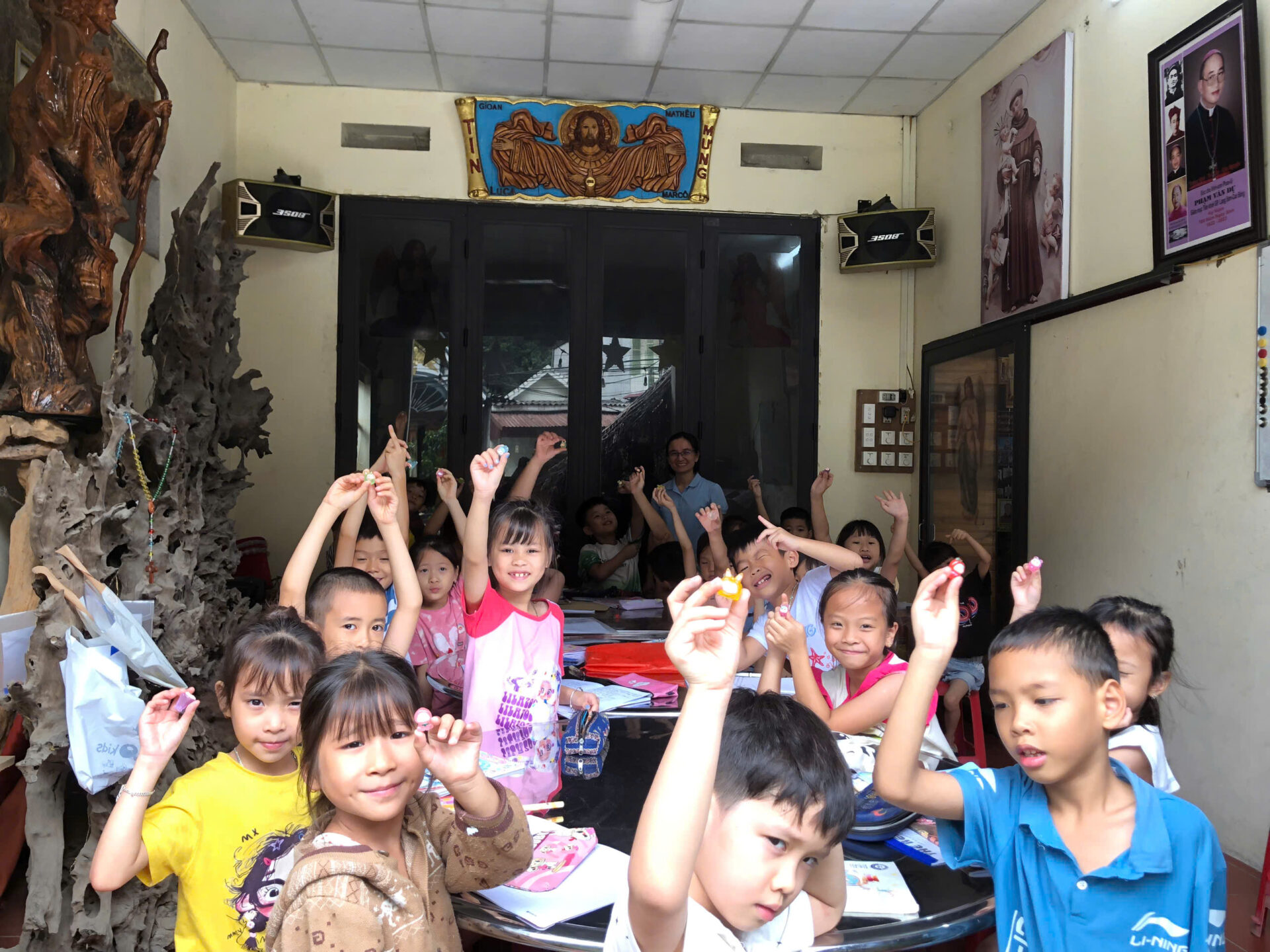 Kinder nehmen begeistert an einem Sommer-Bildungsprogramm der Franziskaner in Lang Son, Vietnam, teil und lernen gemeinsam in einer fröhlichen Unterrichtsstunde.