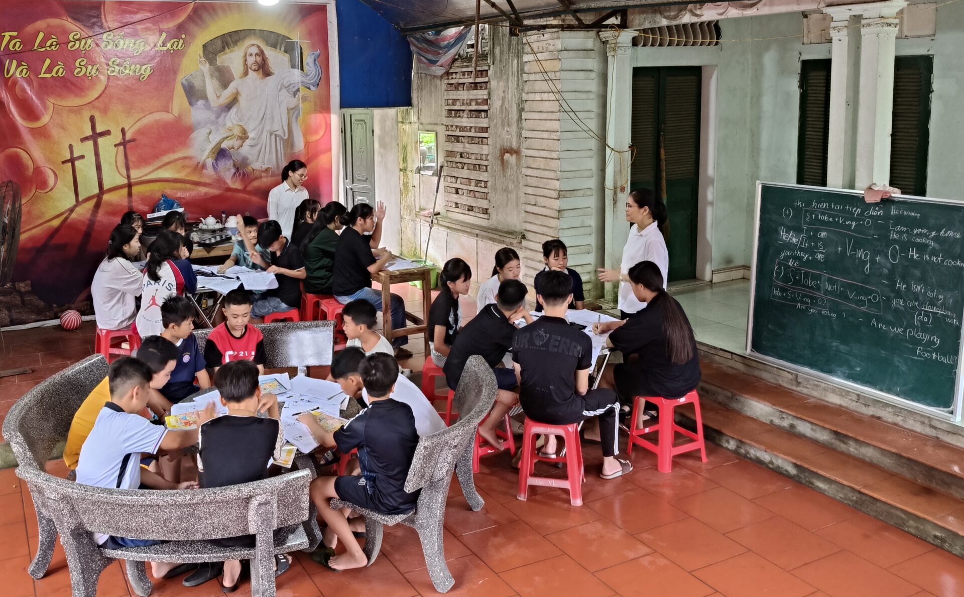 Kinder und Jugendliche nehmen an einem Sommer-Lernkurs in Lang Son, Vietnam, teil.