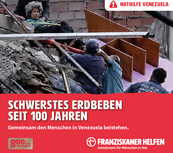 Mehrere Helfer retten eine ältere Frau aus den Trümmern eines eingestürzten Hauses.