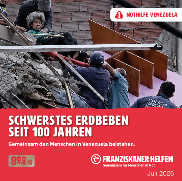 Mehrere Helfer retten eine ältere Frau aus den Trümmern eines eingestürzten Hauses.