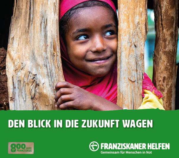 Ein junges Mädchen mit pinkem Kopftuch schaut lächelnd zwischen den Holzbalken eines einfachen Hauses hervor. Im unteren Bildbereich steht der Titel des Projektbriefs: „Den Blick in die Zukunft wagen“, September 2026.