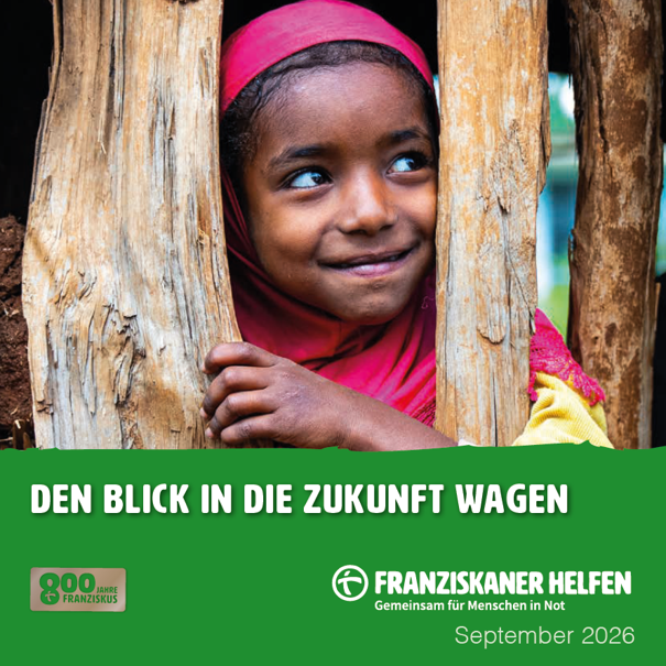 Ein junges Mädchen mit pinkem Kopftuch schaut lächelnd zwischen den Holzbalken eines einfachen Hauses hervor. Im unteren Bildbereich steht der Titel des Projektbriefs: „Den Blick in die Zukunft wagen“, September 2026.