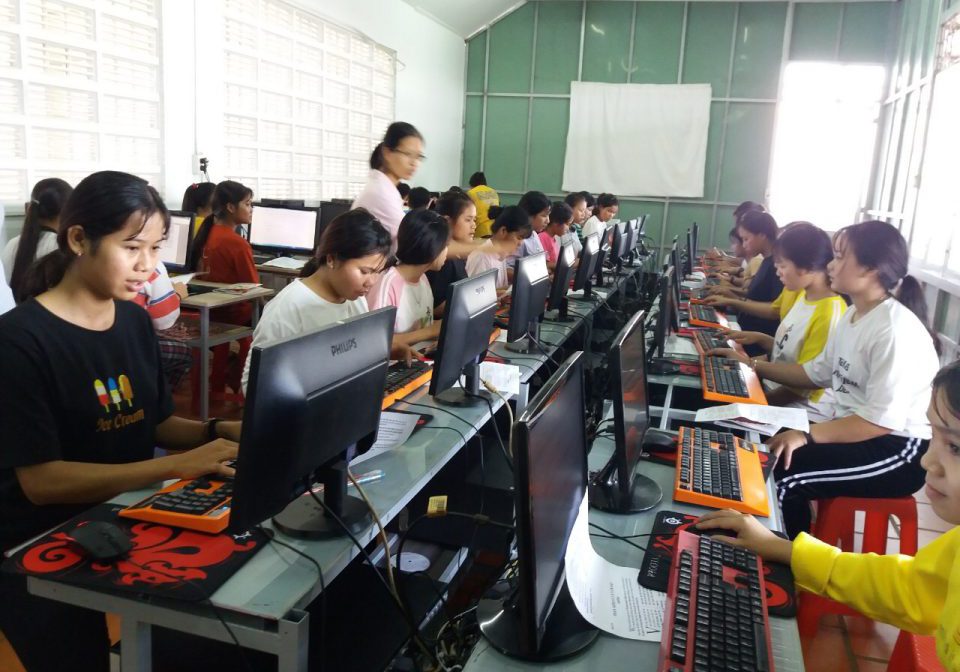 20739_Viet Nam_Course 1_study computer 1