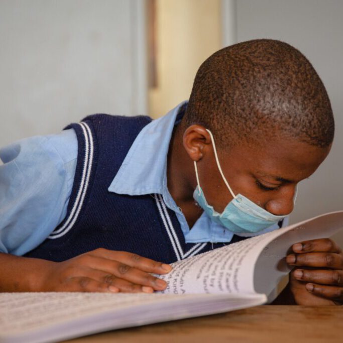 A student in the library at St. Francis Secondary School for the Blind, Soroti. Missionszentrale supported the school with acquiring more braille machines.