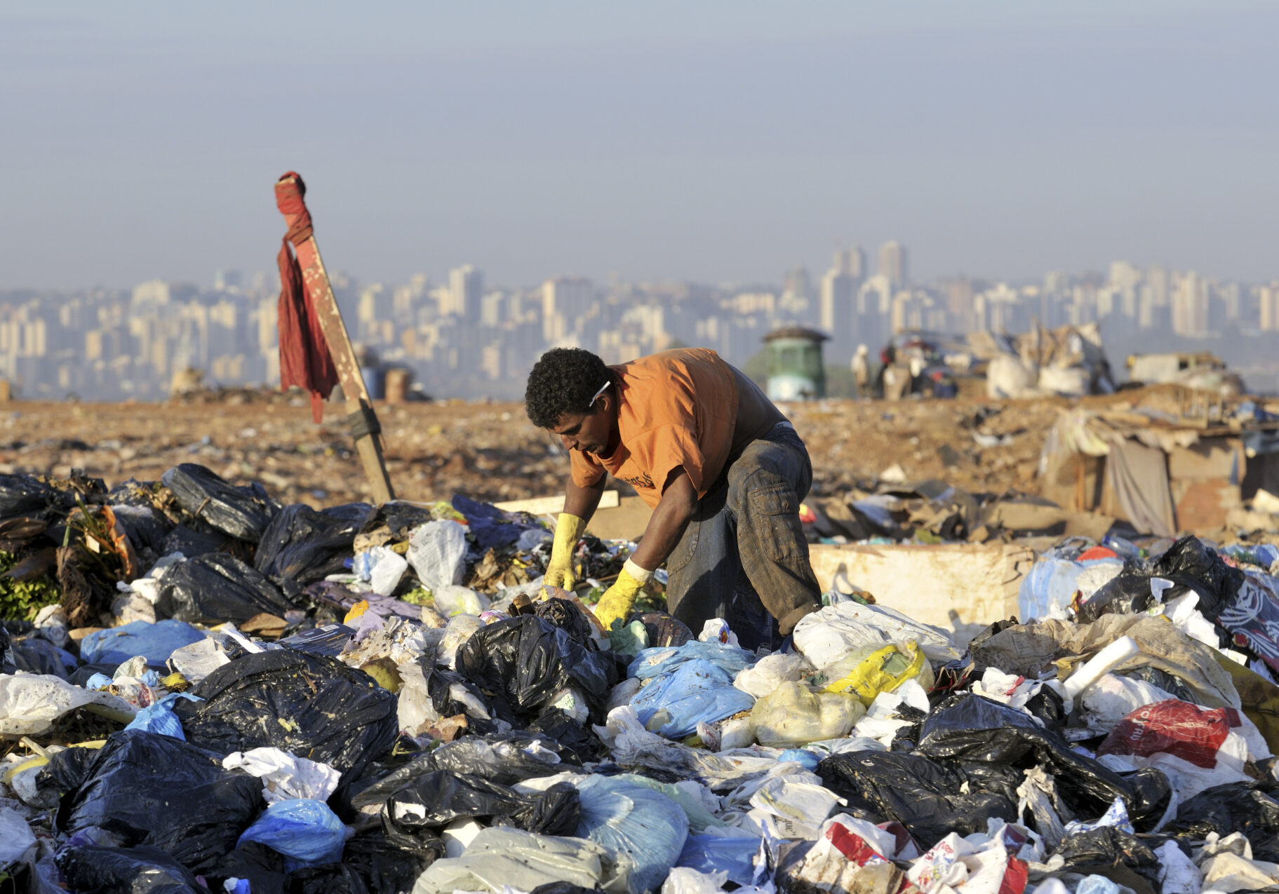 Menschen leben von der Suche nach Wertstoffen auf der Müllkippe "Lixao" in der Satellitenstadt Estrutural bei Brasilia, Distrito Federal, Brasilien