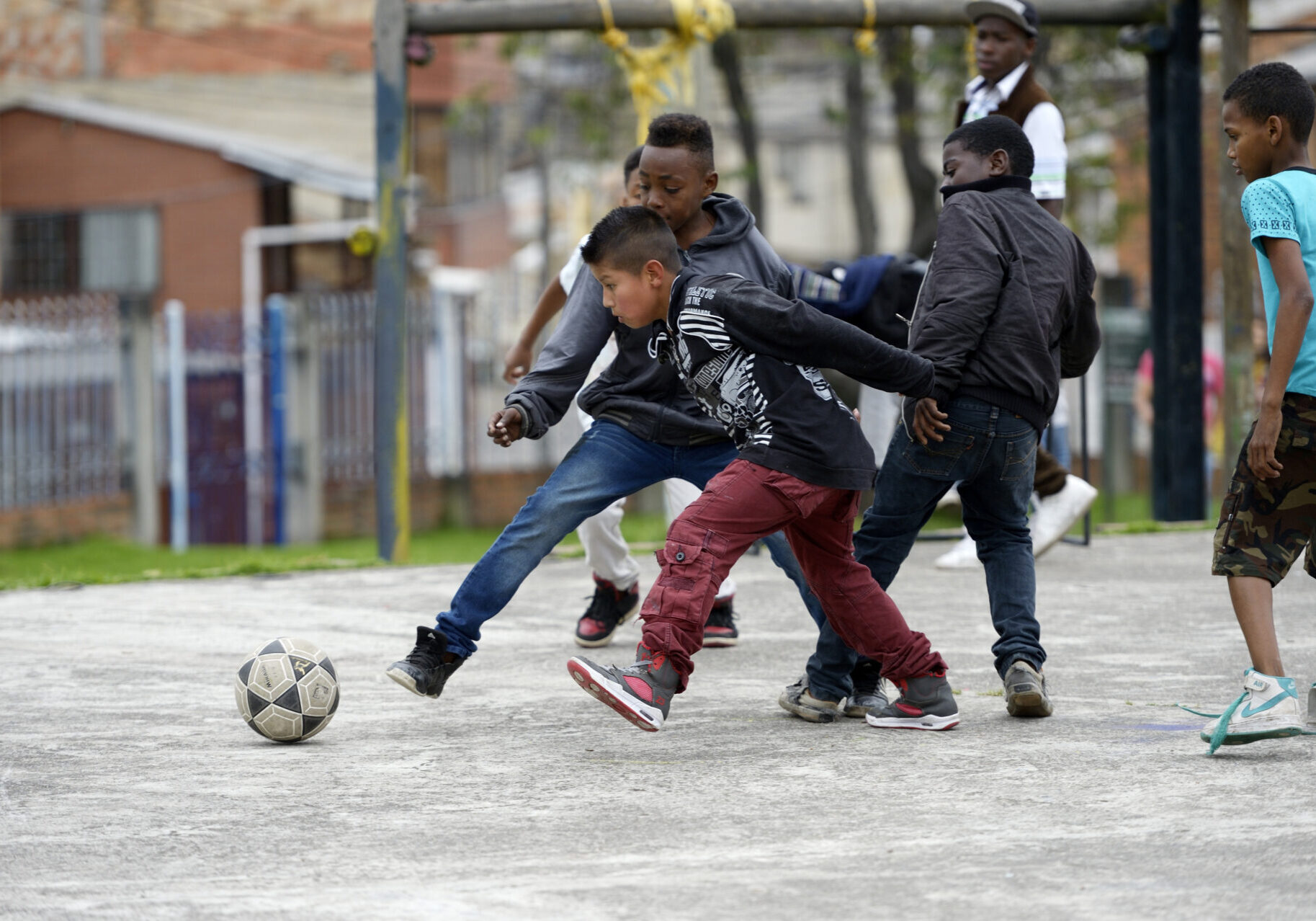 Jugendliche spielen Fußball, Villa Javier, Bogota, Kolumbien