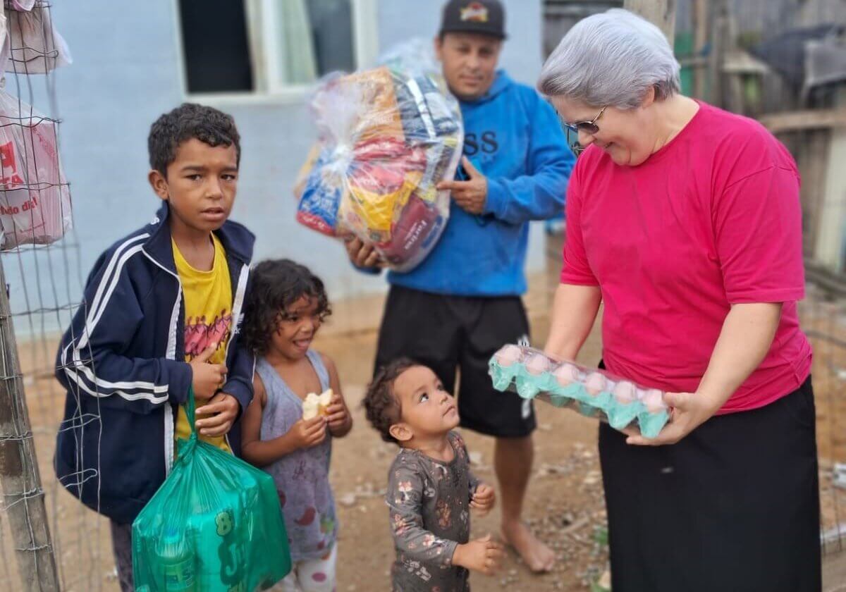 Kinder, Lebensmittelpakete, Nahrungsmittel, Ir. Zulmira, Brasilien