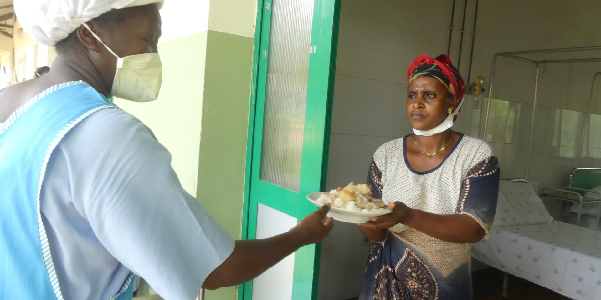 Guinea Bissau Krankenhaus zwei Frauen Ernährung Hilfe