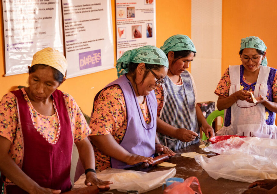 Cochabamba, Bolivien  Frauengruppe des Stadteils Primero de Mayo beim Backen.