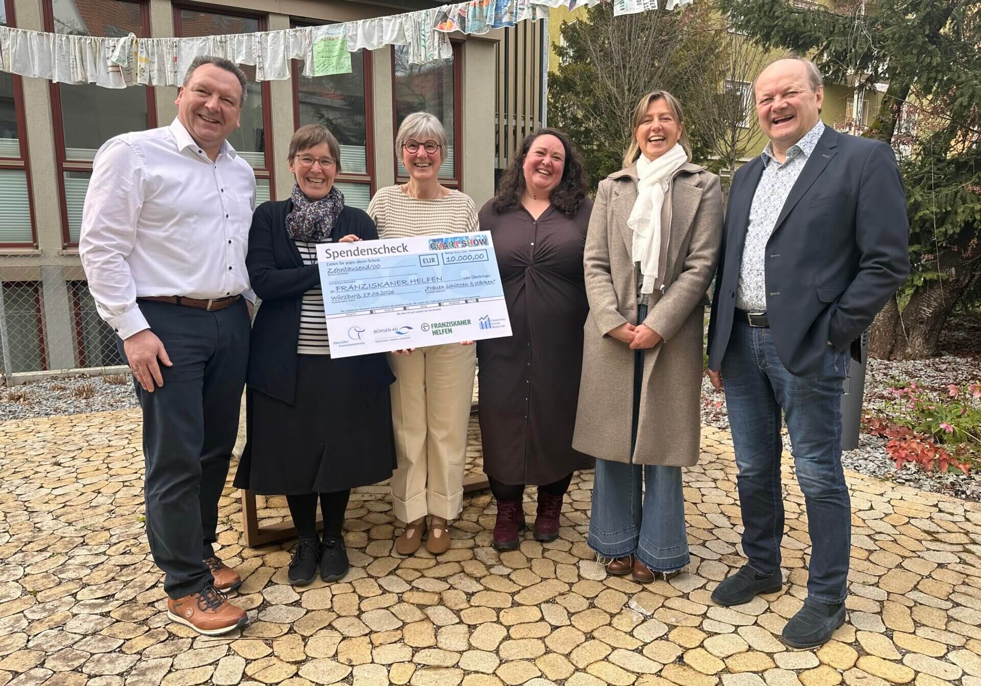 Scheckübergabe Franziskaner Helfen