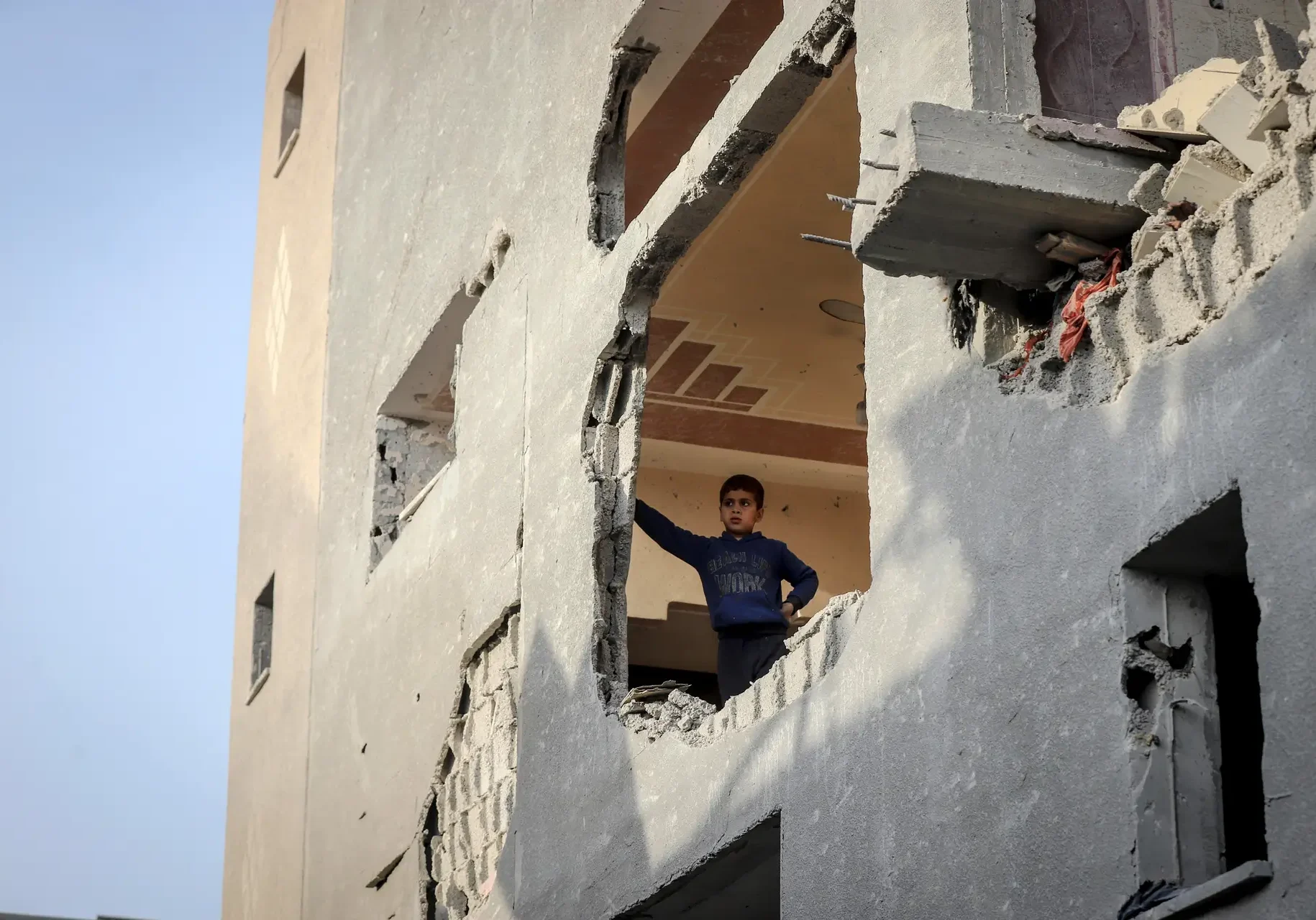 franziskaner-helfen-gaza-junge-dach-496772999