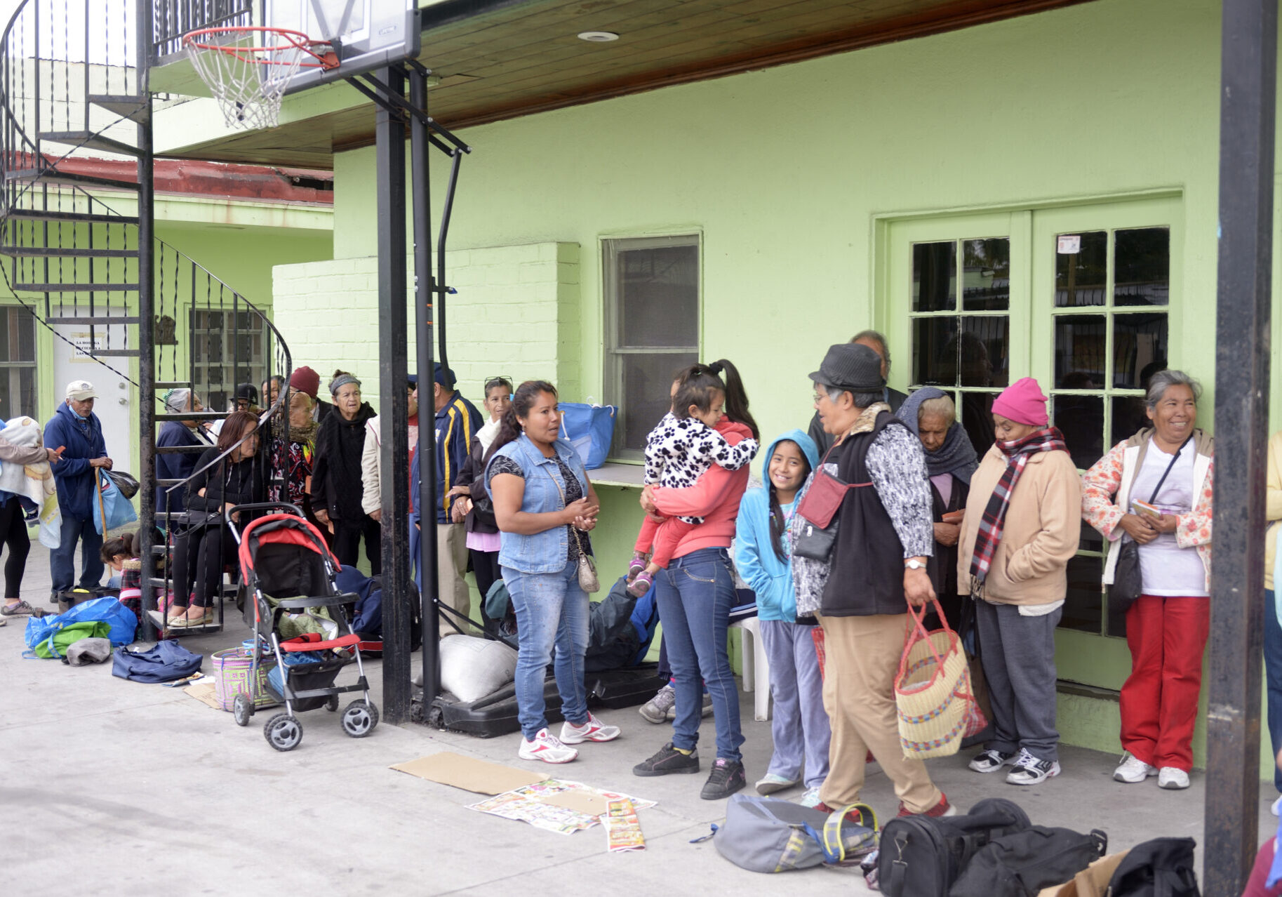 Donnerstags warten Dutzende Bedürftige auf die Verteilung von Altkleidern und Lebensmittelpaketen in der Casa de los Pobres, Tijuana, Baja California, Mexiko; Foto: Florian Kopp