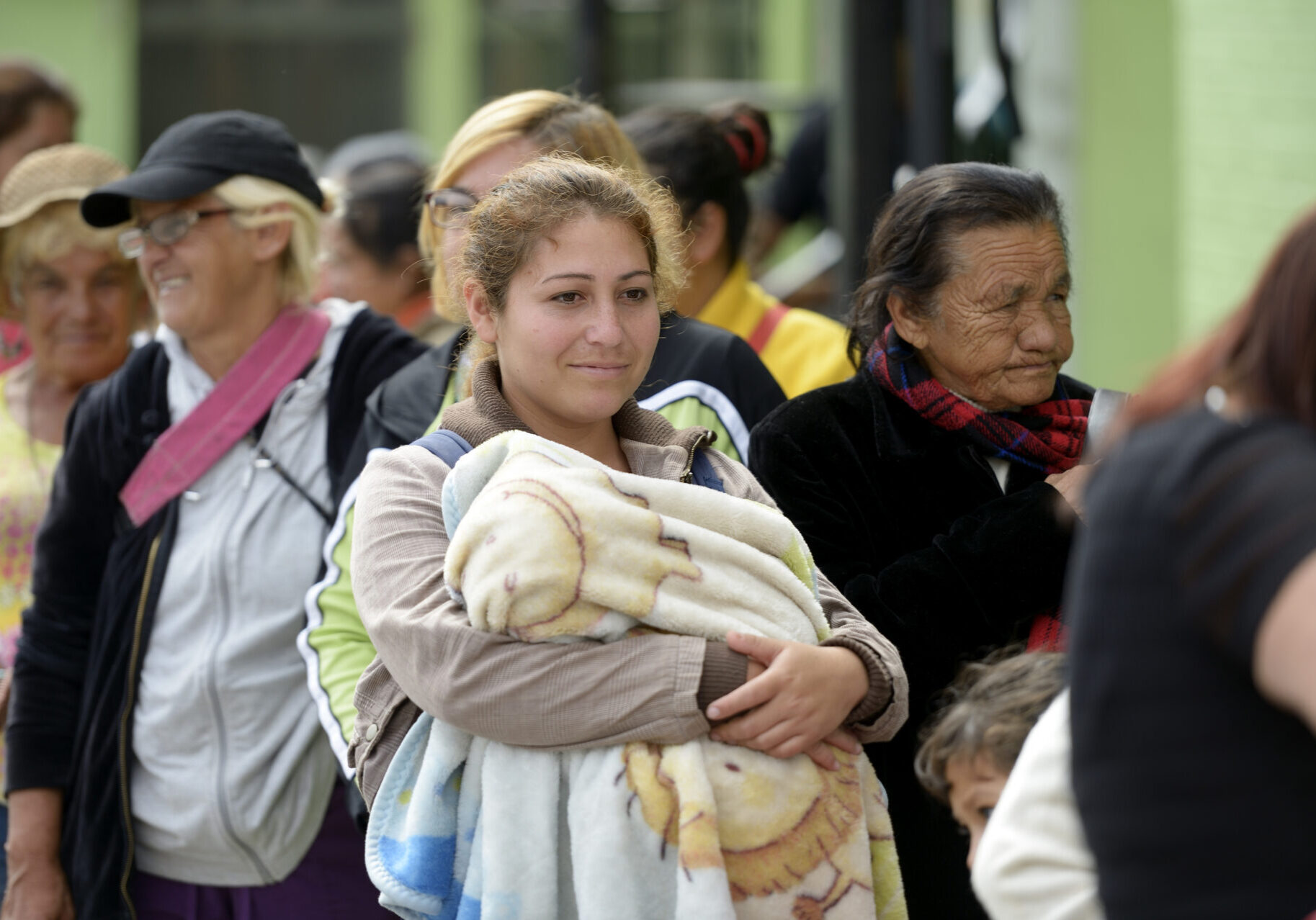 warten Dutzende Bedürftige auf die Verteilung von Altkleidern und Lebensmittelpaketen in der Casa de los Pobres, Tijuana, Baja California, Mexiko; Foto: Florian Kopp